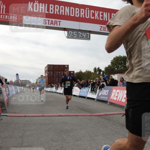 03.10.2025 - Köhlbrandbrückenlauf Yannick Fuchs http://msf.ph/oto/8985489 03.10.2025 15:57:45 Ziel 7082, 7127, 7274, 7570, 8916 meine-sportfotos.de