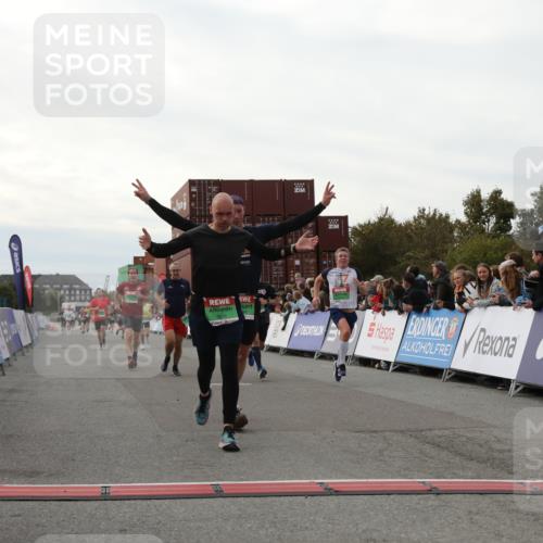 03.10.2025 - Köhlbrandbrückenlauf Yannick Fuchs http://msf.ph/oto/8985498 03.10.2025 16:10:15 Ziel 7139, 7217, 7304, 7421, 7437, 8932, 8989, 9347, 9348, 9349 meine-sportfotos.de