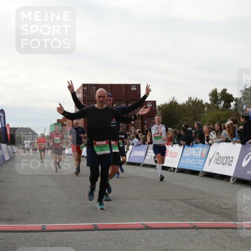 03.10.2025 - Köhlbrandbrückenlauf Yannick Fuchs http://msf.ph/oto/8985502 03.10.2025 16:10:15 Ziel 7139, 7217, 7304, 7421, 7437, 8932, 8989, 9347, 9348, 9349 meine-sportfotos.de