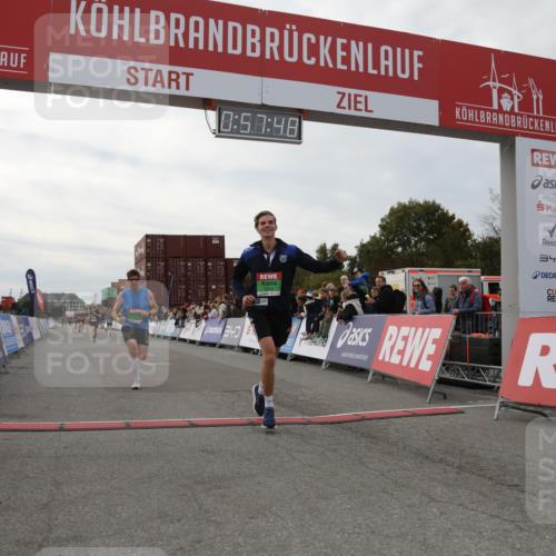 03.10.2025 - Köhlbrandbrückenlauf Yannick Fuchs http://msf.ph/oto/8985503 03.10.2025 15:57:46 Ziel 7082, 7127, 7274, 7570, 8916 meine-sportfotos.de