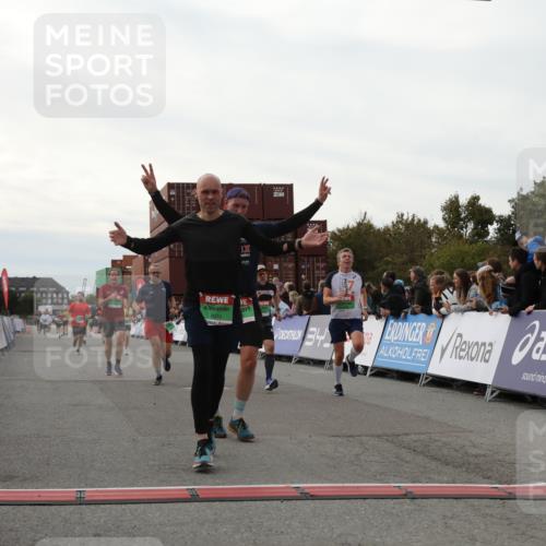 03.10.2025 - Köhlbrandbrückenlauf Yannick Fuchs http://msf.ph/oto/8985506 03.10.2025 16:10:15 Ziel 7139, 7217, 7304, 7421, 7437, 8932, 8989, 9347, 9348, 9349 meine-sportfotos.de