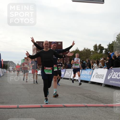 03.10.2025 - Köhlbrandbrückenlauf Yannick Fuchs http://msf.ph/oto/8985512 03.10.2025 16:10:16 Ziel 7139, 7217, 7304, 7421, 8097, 8932, 8989, 9347, 9348, 9349, 9542 meine-sportfotos.de