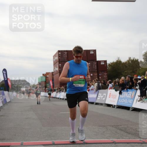 03.10.2025 - Köhlbrandbrückenlauf Yannick Fuchs http://msf.ph/oto/8985515 03.10.2025 15:57:47 Ziel 7051, 7082, 7127, 7131, 7274, 7570, 8916 meine-sportfotos.de