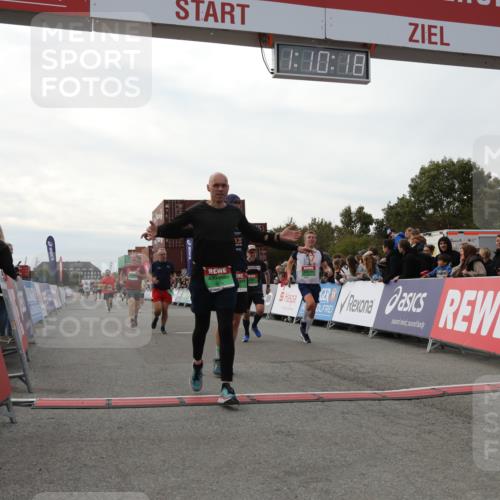 03.10.2025 - Köhlbrandbrückenlauf Yannick Fuchs http://msf.ph/oto/8985516 03.10.2025 16:10:16 Ziel 7139, 7217, 7304, 7421, 8097, 8932, 8989, 9347, 9348, 9349, 9542 meine-sportfotos.de