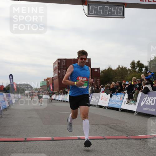 03.10.2025 - Köhlbrandbrückenlauf Yannick Fuchs http://msf.ph/oto/8985520 03.10.2025 15:57:47 Ziel 7051, 7082, 7127, 7131, 7274, 7570, 8916 meine-sportfotos.de