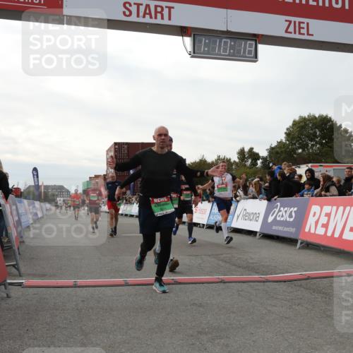 03.10.2025 - Köhlbrandbrückenlauf Yannick Fuchs http://msf.ph/oto/8985521 03.10.2025 16:10:16 Ziel 7139, 7217, 7304, 7421, 8097, 8932, 8989, 9347, 9348, 9349, 9542 meine-sportfotos.de