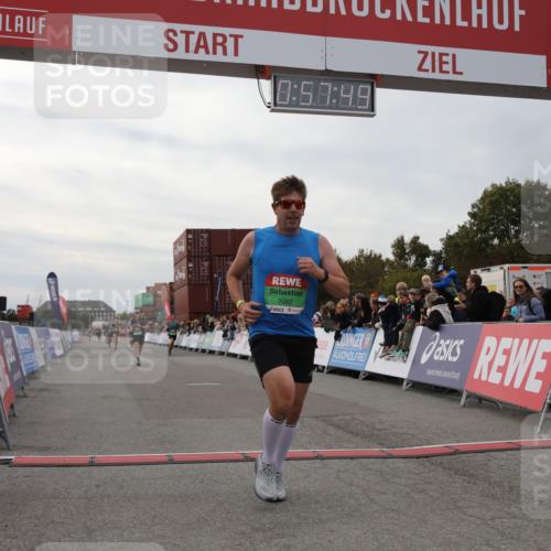 03.10.2025 - Köhlbrandbrückenlauf Yannick Fuchs http://msf.ph/oto/8985524 03.10.2025 15:57:47 Ziel 7051, 7082, 7127, 7131, 7274, 7570, 8916 meine-sportfotos.de