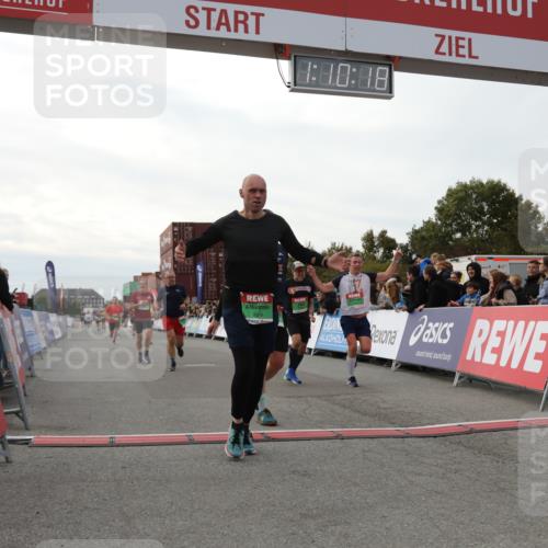 03.10.2025 - Köhlbrandbrückenlauf Yannick Fuchs http://msf.ph/oto/8985525 03.10.2025 16:10:16 Ziel 7139, 7217, 7304, 7421, 8097, 8932, 8989, 9347, 9348, 9349, 9542 meine-sportfotos.de