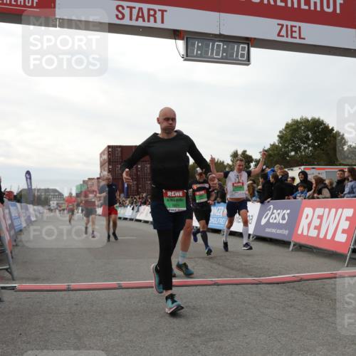 03.10.2025 - Köhlbrandbrückenlauf Yannick Fuchs http://msf.ph/oto/8985530 03.10.2025 16:10:16 Ziel 7139, 7217, 7304, 7421, 8097, 8932, 8989, 9347, 9348, 9349, 9542 meine-sportfotos.de