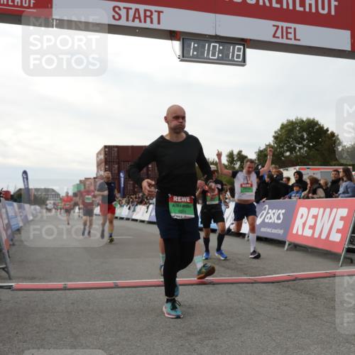 03.10.2025 - Köhlbrandbrückenlauf Yannick Fuchs http://msf.ph/oto/8985533 03.10.2025 16:10:16 Ziel 7139, 7217, 7304, 7421, 8097, 8932, 8989, 9347, 9348, 9349, 9542 meine-sportfotos.de