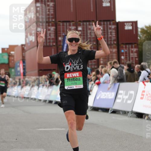 03.10.2025 - Köhlbrandbrückenlauf Yannick Fuchs http://msf.ph/oto/8985542 03.10.2025 15:57:51 Ziel 7051, 7087, 7127, 7131, 7570, 9438 meine-sportfotos.de