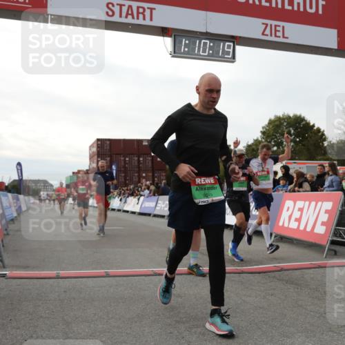 03.10.2025 - Köhlbrandbrückenlauf Yannick Fuchs http://msf.ph/oto/8985543 03.10.2025 16:10:17 Ziel 7139, 7217, 7304, 7421, 8097, 8932, 8989, 9347, 9348, 9349, 9542 meine-sportfotos.de