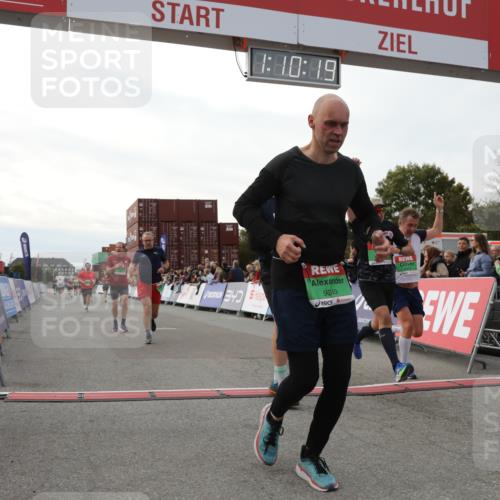 03.10.2025 - Köhlbrandbrückenlauf Yannick Fuchs http://msf.ph/oto/8985548 03.10.2025 16:10:17 Ziel 7139, 7217, 7304, 7421, 8097, 8932, 8989, 9347, 9348, 9349, 9542 meine-sportfotos.de
