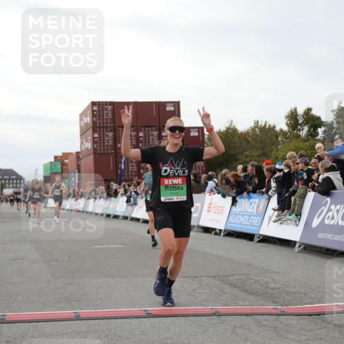 03.10.2025 - Köhlbrandbrückenlauf Yannick Fuchs http://msf.ph/oto/8985550 03.10.2025 15:57:51 Ziel 7051, 7087, 7127, 7131, 7570, 9438 meine-sportfotos.de