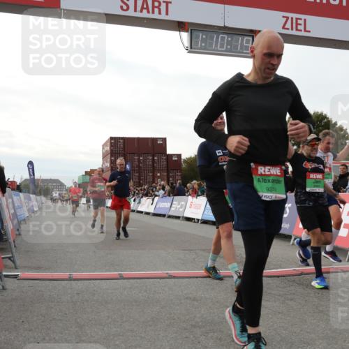 03.10.2025 - Köhlbrandbrückenlauf Yannick Fuchs http://msf.ph/oto/8985551 03.10.2025 16:10:17 Ziel 7139, 7217, 7304, 7421, 8097, 8932, 8989, 9347, 9348, 9349, 9542 meine-sportfotos.de
