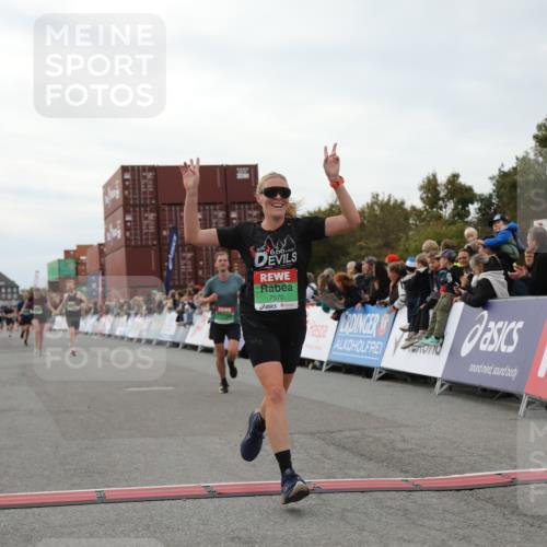 03.10.2025 - Köhlbrandbrückenlauf Yannick Fuchs http://msf.ph/oto/8985553 03.10.2025 15:57:51 Ziel 7051, 7087, 7127, 7131, 7570, 9438 meine-sportfotos.de