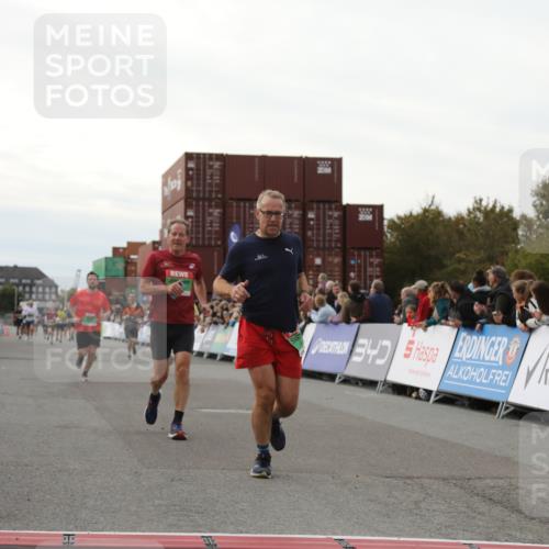 03.10.2025 - Köhlbrandbrückenlauf Yannick Fuchs http://msf.ph/oto/8985562 03.10.2025 16:10:18 Ziel 7139, 7217, 7304, 7421, 8097, 8932, 8989, 9347, 9348, 9349, 9542 meine-sportfotos.de