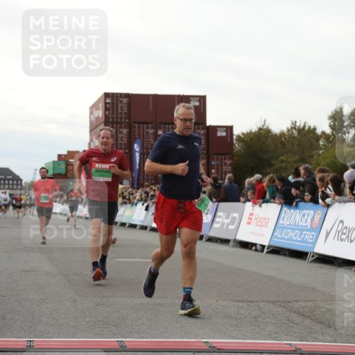 03.10.2025 - Köhlbrandbrückenlauf Yannick Fuchs http://msf.ph/oto/8985566 03.10.2025 16:10:18 Ziel 7139, 7217, 7304, 7421, 8097, 8932, 8989, 9347, 9348, 9349, 9542 meine-sportfotos.de