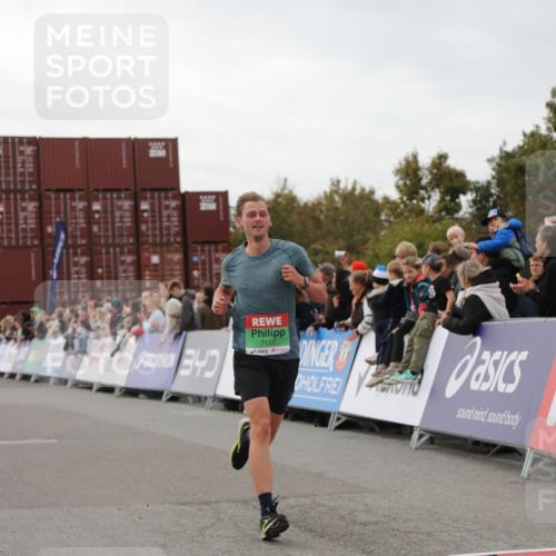 03.10.2025 - Köhlbrandbrückenlauf Yannick Fuchs http://msf.ph/oto/8985570 03.10.2025 15:57:52 Ziel 7051, 7087, 7127, 7131, 7570, 9438 meine-sportfotos.de