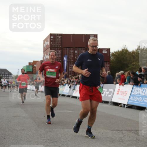 03.10.2025 - Köhlbrandbrückenlauf Yannick Fuchs http://msf.ph/oto/8985571 03.10.2025 16:10:18 Ziel 7139, 7217, 7304, 7421, 8097, 8932, 8989, 9347, 9348, 9349, 9542 meine-sportfotos.de