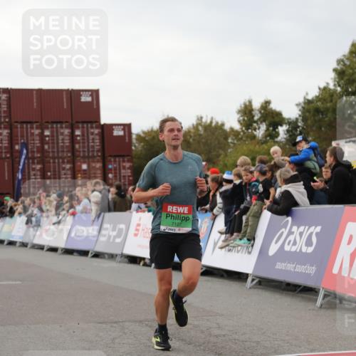 03.10.2025 - Köhlbrandbrückenlauf Yannick Fuchs http://msf.ph/oto/8985574 03.10.2025 15:57:52 Ziel 7051, 7087, 7127, 7131, 7570, 9438 meine-sportfotos.de