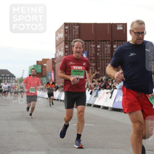 03.10.2025 - Köhlbrandbrückenlauf Yannick Fuchs http://msf.ph/oto/8985575 03.10.2025 16:10:18 Ziel 7139, 7217, 7304, 7421, 8097, 8932, 8989, 9347, 9348, 9349, 9542 meine-sportfotos.de