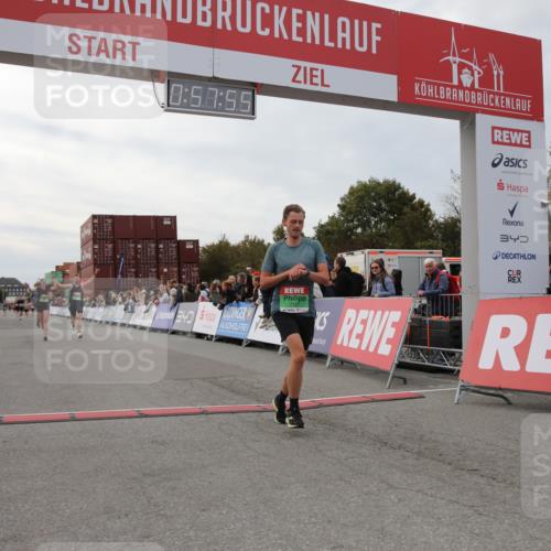 03.10.2025 - Köhlbrandbrückenlauf Yannick Fuchs http://msf.ph/oto/8985578 03.10.2025 15:57:53 Ziel 7051, 7087, 7127, 7131, 7570, 9438 meine-sportfotos.de