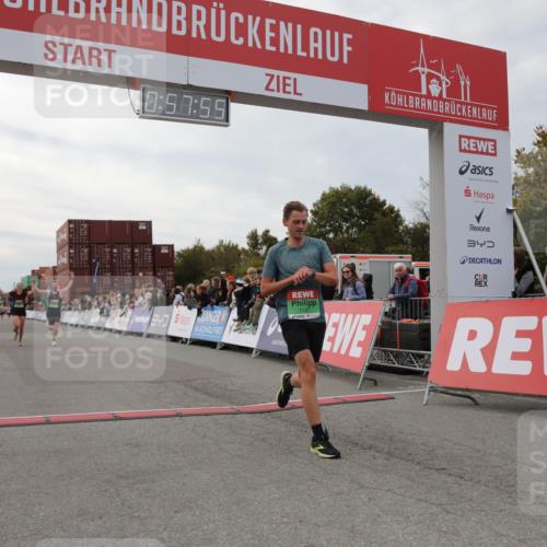 03.10.2025 - Köhlbrandbrückenlauf Yannick Fuchs http://msf.ph/oto/8985582 03.10.2025 15:57:53 Ziel 7051, 7087, 7127, 7131, 7570, 9438 meine-sportfotos.de