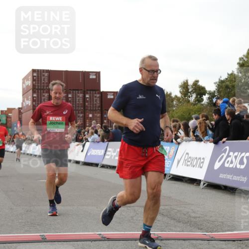 03.10.2025 - Köhlbrandbrückenlauf Yannick Fuchs http://msf.ph/oto/8985583 03.10.2025 16:10:19 Ziel 7139, 7217, 7304, 7421, 8097, 8932, 8989, 9348, 9349, 9542 meine-sportfotos.de