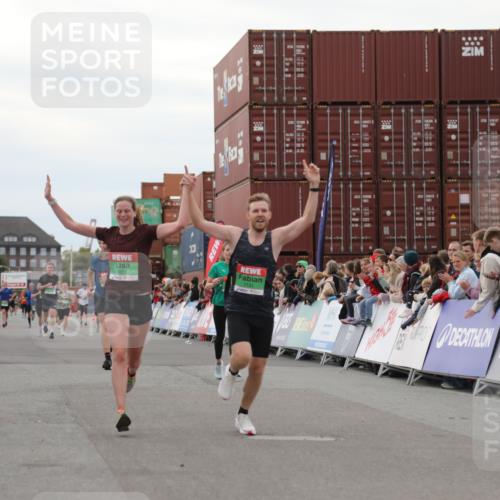 03.10.2025 - Köhlbrandbrückenlauf Yannick Fuchs http://msf.ph/oto/8985593 03.10.2025 15:57:54 Ziel 7051, 7087, 7127, 7131, 7570, 9438 meine-sportfotos.de