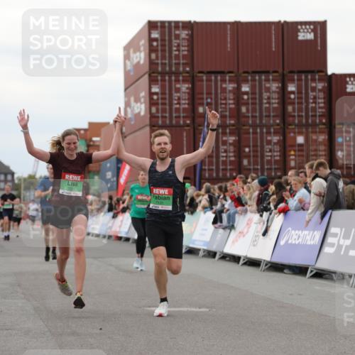 03.10.2025 - Köhlbrandbrückenlauf Yannick Fuchs http://msf.ph/oto/8985600 03.10.2025 15:57:54 Ziel 7051, 7087, 7127, 7131, 7570, 9438 meine-sportfotos.de
