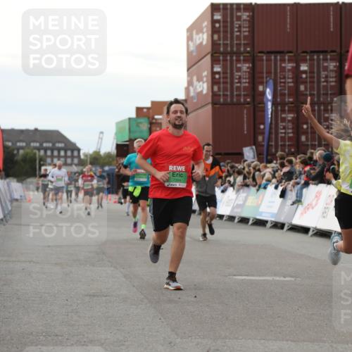 03.10.2025 - Köhlbrandbrückenlauf Yannick Fuchs http://msf.ph/oto/8985602 03.10.2025 16:10:20 Ziel 7139, 7217, 7304, 7421, 7648, 8097, 8932, 8989, 9348, 9542 meine-sportfotos.de