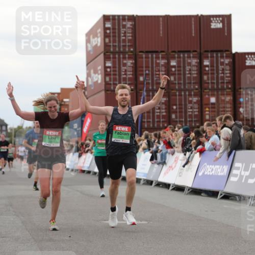 03.10.2025 - Köhlbrandbrückenlauf Yannick Fuchs http://msf.ph/oto/8985605 03.10.2025 15:57:54 Ziel 7051, 7087, 7127, 7131, 7570, 9438 meine-sportfotos.de