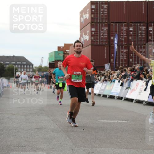 03.10.2025 - Köhlbrandbrückenlauf Yannick Fuchs http://msf.ph/oto/8985607 03.10.2025 16:10:20 Ziel 7139, 7217, 7304, 7421, 7648, 8097, 8932, 8989, 9348, 9542 meine-sportfotos.de