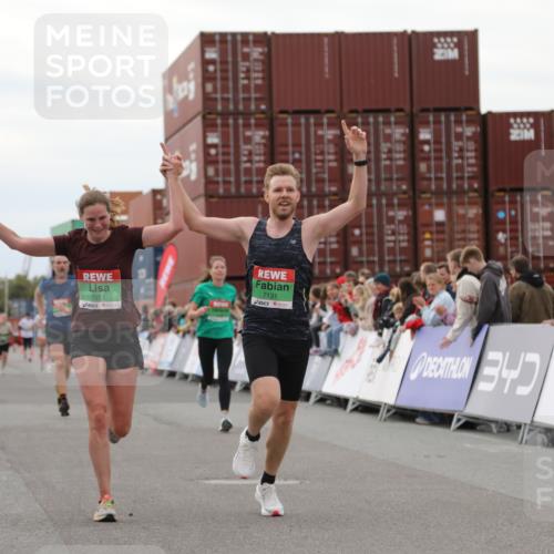 03.10.2025 - Köhlbrandbrückenlauf Yannick Fuchs http://msf.ph/oto/8985613 03.10.2025 15:57:54 Ziel 7051, 7087, 7127, 7131, 7570, 9438 meine-sportfotos.de