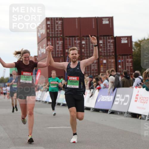 03.10.2025 - Köhlbrandbrückenlauf Yannick Fuchs http://msf.ph/oto/8985621 03.10.2025 15:57:55 Ziel 7051, 7087, 7127, 7131, 7570, 7577, 9438 meine-sportfotos.de
