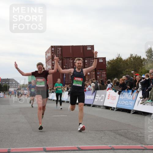 03.10.2025 - Köhlbrandbrückenlauf Yannick Fuchs http://msf.ph/oto/8985624 03.10.2025 15:57:55 Ziel 7051, 7087, 7127, 7131, 7570, 7577, 9438 meine-sportfotos.de