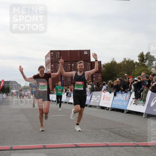 03.10.2025 - Köhlbrandbrückenlauf Yannick Fuchs http://msf.ph/oto/8985629 03.10.2025 15:57:55 Ziel 7051, 7087, 7127, 7131, 7570, 7577, 9438 meine-sportfotos.de