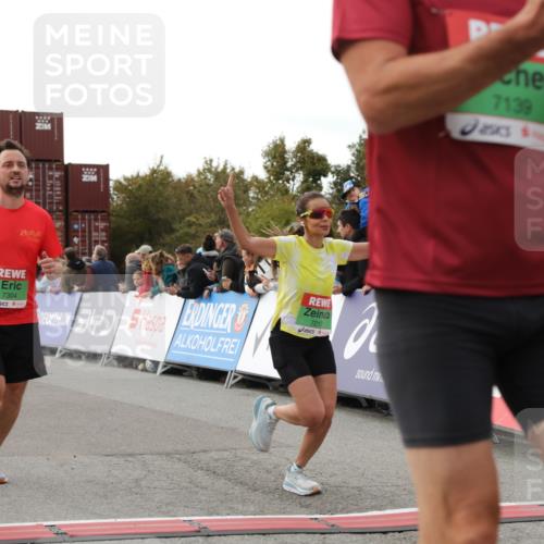 03.10.2025 - Köhlbrandbrückenlauf Yannick Fuchs http://msf.ph/oto/8985634 03.10.2025 16:10:22 Ziel 7139, 7217, 7304, 7384, 7385, 7421, 7648, 8097, 9542 meine-sportfotos.de