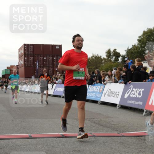 03.10.2025 - Köhlbrandbrückenlauf Yannick Fuchs http://msf.ph/oto/8985648 03.10.2025 16:10:22 Ziel 7139, 7217, 7304, 7384, 7385, 7421, 7648, 8097, 9542 meine-sportfotos.de
