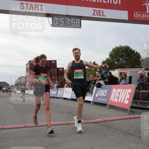 03.10.2025 - Köhlbrandbrückenlauf Yannick Fuchs http://msf.ph/oto/8985649 03.10.2025 15:57:56 Ziel 7029, 7051, 7087, 7127, 7131, 7577, 9438 meine-sportfotos.de