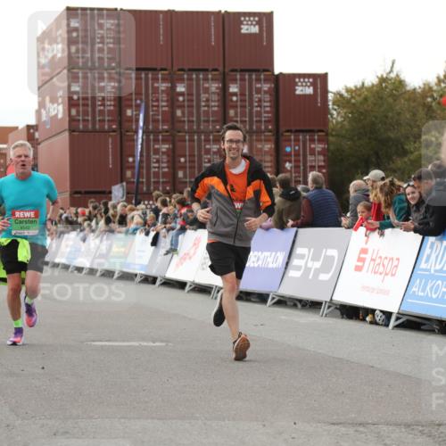 03.10.2025 - Köhlbrandbrückenlauf Yannick Fuchs http://msf.ph/oto/8985651 03.10.2025 16:10:23 Ziel 7126, 7139, 7217, 7304, 7384, 7385, 7648, 8097, 9542 meine-sportfotos.de
