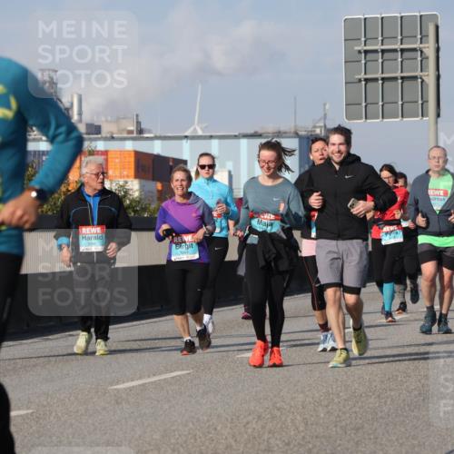 03.10.2025 - Köhlbrandbrückenlauf Luisa Fischer http://msf.ph/oto/8985659 03.10.2025 11:17:25 Position 3 0438, 3096, 3094, 311 meine-sportfotos.de