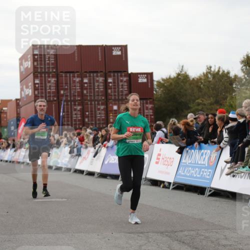 03.10.2025 - Köhlbrandbrückenlauf Yannick Fuchs http://msf.ph/oto/8985671 03.10.2025 15:57:57 Ziel 7029, 7051, 7087, 7131, 7577, 9438 meine-sportfotos.de