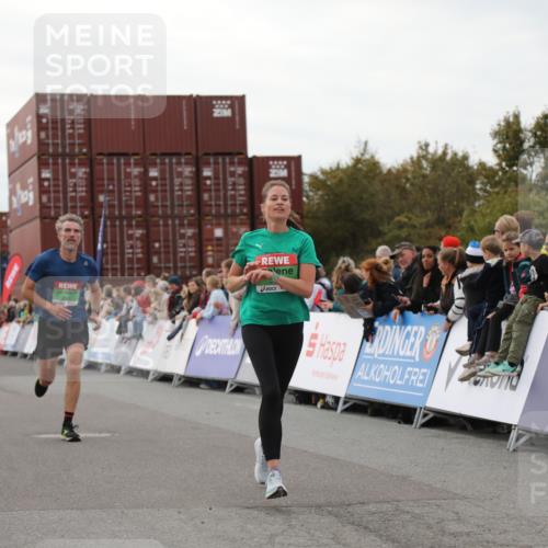 03.10.2025 - Köhlbrandbrückenlauf Yannick Fuchs http://msf.ph/oto/8985674 03.10.2025 15:57:57 Ziel 7029, 7051, 7087, 7131, 7577, 9438 meine-sportfotos.de