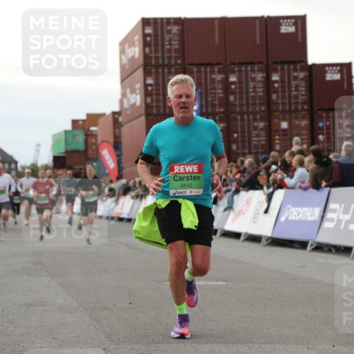 03.10.2025 - Köhlbrandbrückenlauf Yannick Fuchs http://msf.ph/oto/8985684 03.10.2025 16:10:24 Ziel 7112, 7126, 7217, 7304, 7384, 7385, 7648, 8097, 9542 meine-sportfotos.de
