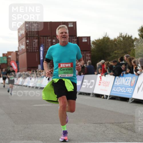 03.10.2025 - Köhlbrandbrückenlauf Yannick Fuchs http://msf.ph/oto/8985699 03.10.2025 16:10:25 Ziel 7112, 7126, 7217, 7304, 7384, 7385, 7543, 7648, 7844, 8097, 9542 meine-sportfotos.de