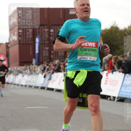 03.10.2025 - Köhlbrandbrückenlauf Yannick Fuchs http://msf.ph/oto/8985703 03.10.2025 16:10:25 Ziel 7112, 7126, 7217, 7304, 7384, 7385, 7543, 7648, 7844, 8097, 9542 meine-sportfotos.de