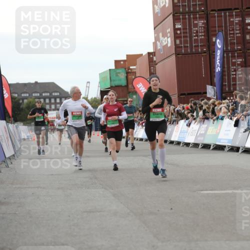 03.10.2025 - Köhlbrandbrückenlauf Yannick Fuchs http://msf.ph/oto/8985717 03.10.2025 16:10:26 Ziel 7112, 7126, 7304, 7384, 7385, 7543, 7648, 7844, 8097, 9542 meine-sportfotos.de
