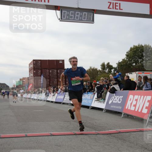 03.10.2025 - Köhlbrandbrückenlauf Yannick Fuchs http://msf.ph/oto/8985719 03.10.2025 15:57:59 Ziel 7029, 7051, 7087, 7131, 7352, 7577, 7614, 9438 meine-sportfotos.de